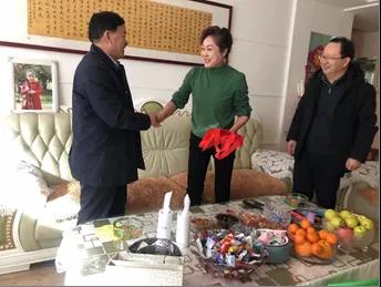 敦煌種業(yè)領(lǐng)導(dǎo)看望慰問公司老干部、老黨員及困難黨員職工