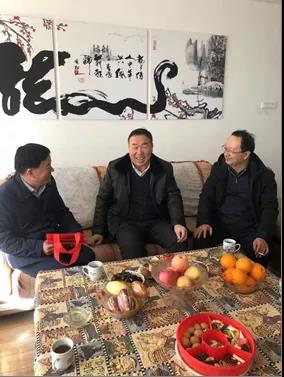 敦煌種業(yè)領(lǐng)導(dǎo)看望慰問公司老干部、老黨員及困難黨員職工